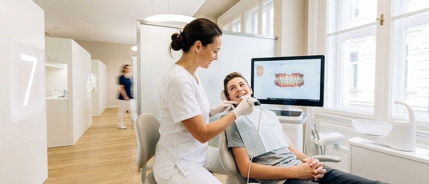 Digitális 3D-szkennelés lenyomat helyett: asszisztens szkenneli egy fiatal fogait egy bécsi fogszabályozó rendelőben