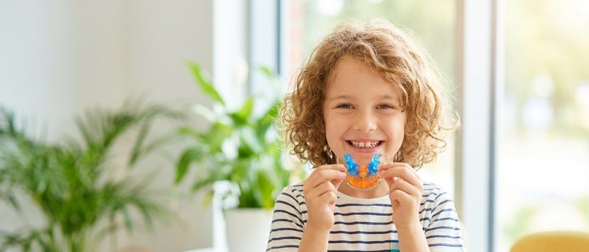 Renkli hareketli diş teli takan çocuk – Viyana'da çocuklar için diş teli